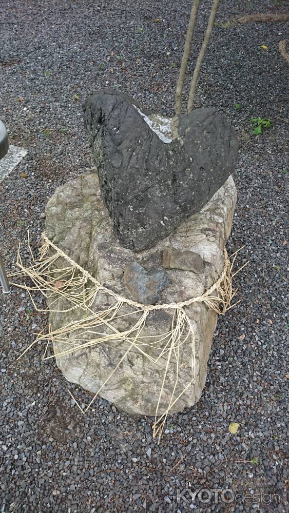 陶器神社 ハートの神石