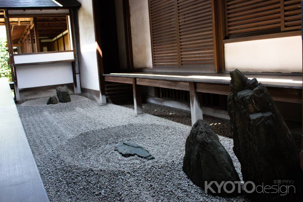 小さな石庭