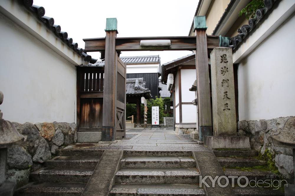 両足院　境内へ