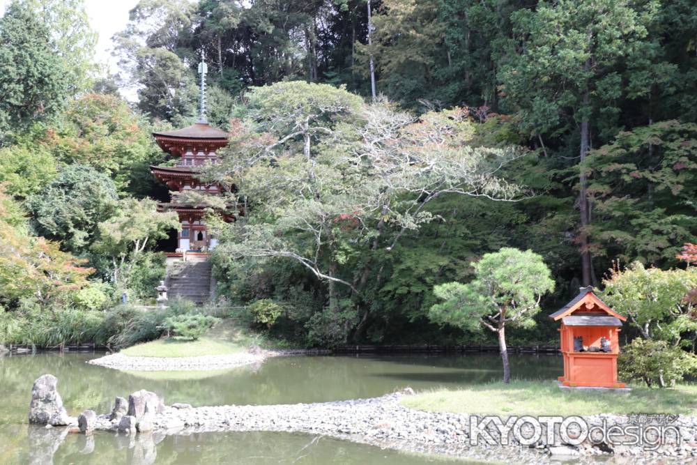 宝池の中島と三重塔