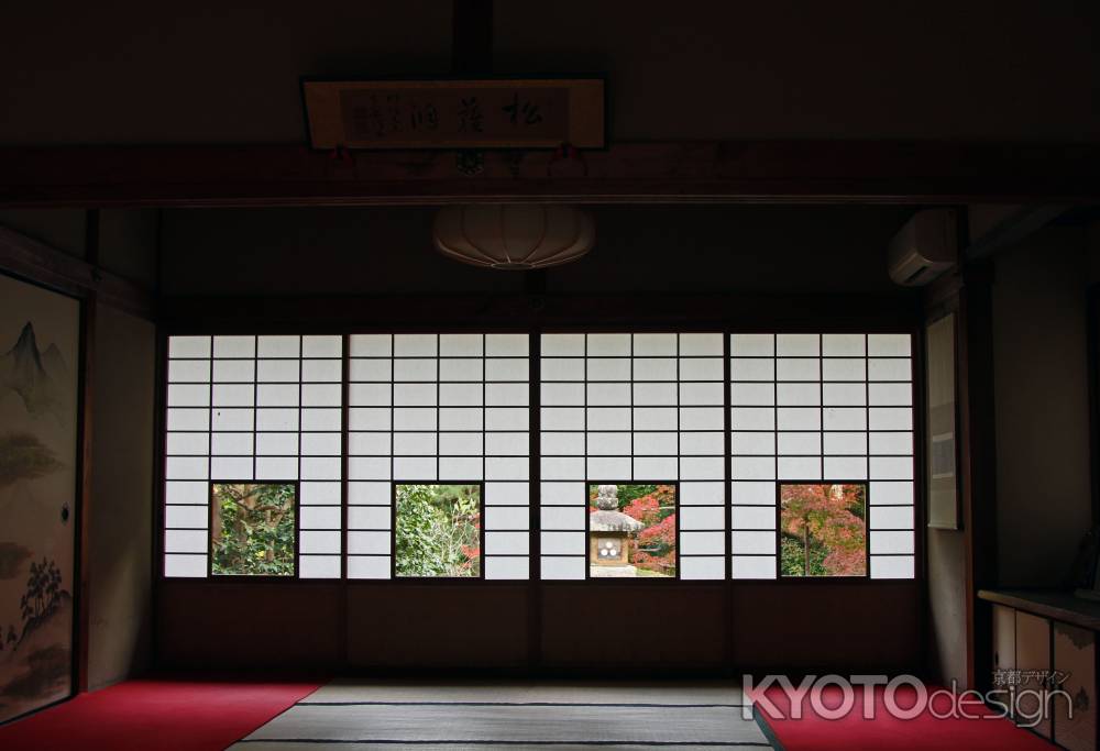 障子の小窓の向こうに見える庭