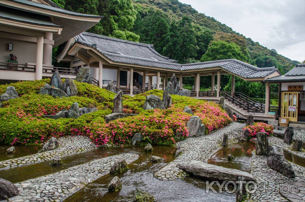 松尾大社は松風三苑の一つ曲水の庭を入り口から見た全景
