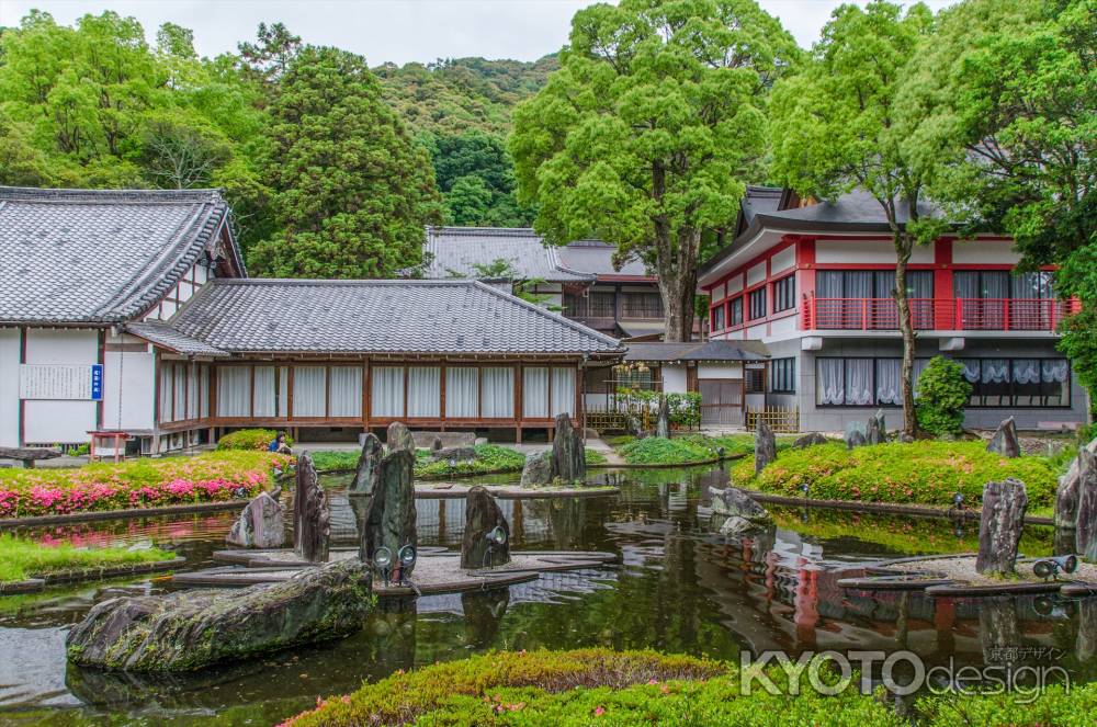 松尾大社は松風苑三庭の一つ、蓬莱の庭を南から北に向かって見たところ