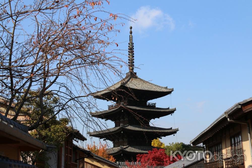 秋空に映える 八坂の塔