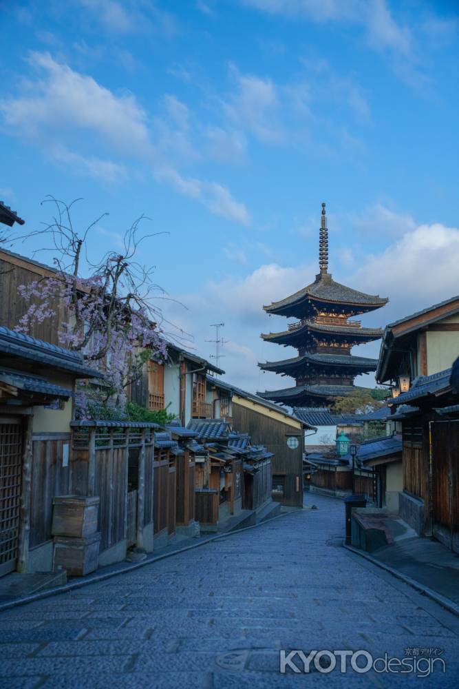 朝の八坂の塔にて