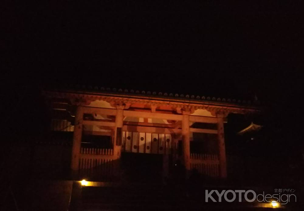仁和寺の中門ライトアップ