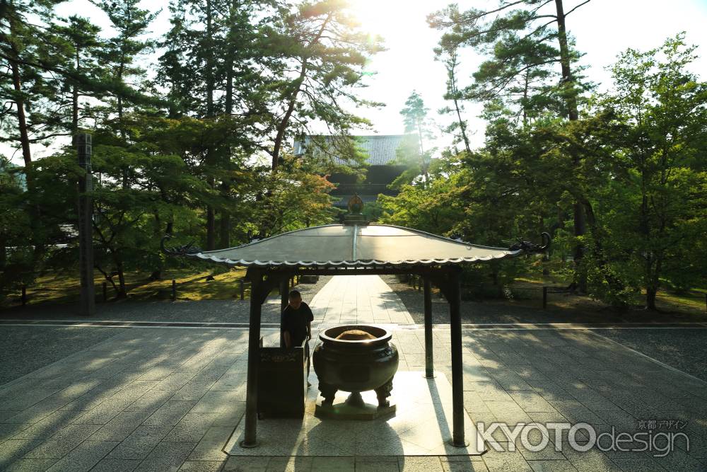 香炉の世話をする惹僧