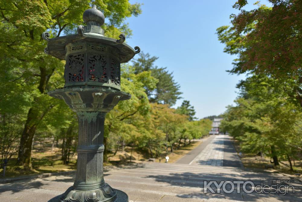 青もみじの中の八角灯籠