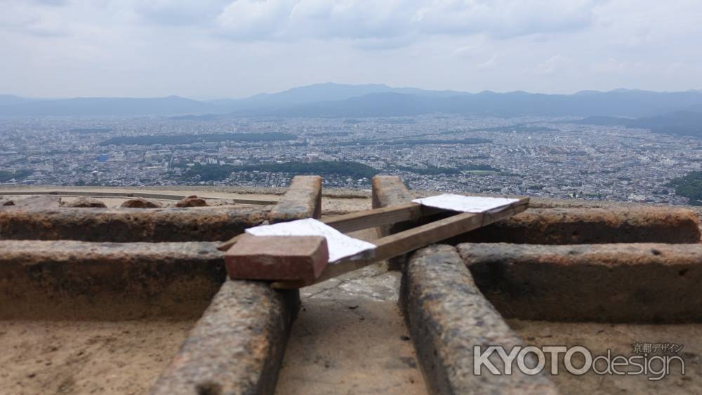 大きく都を臨む。