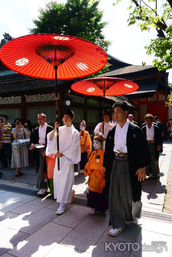 本殿を回るのがはじまりました