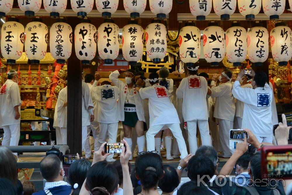 舞殿に戻る御神輿