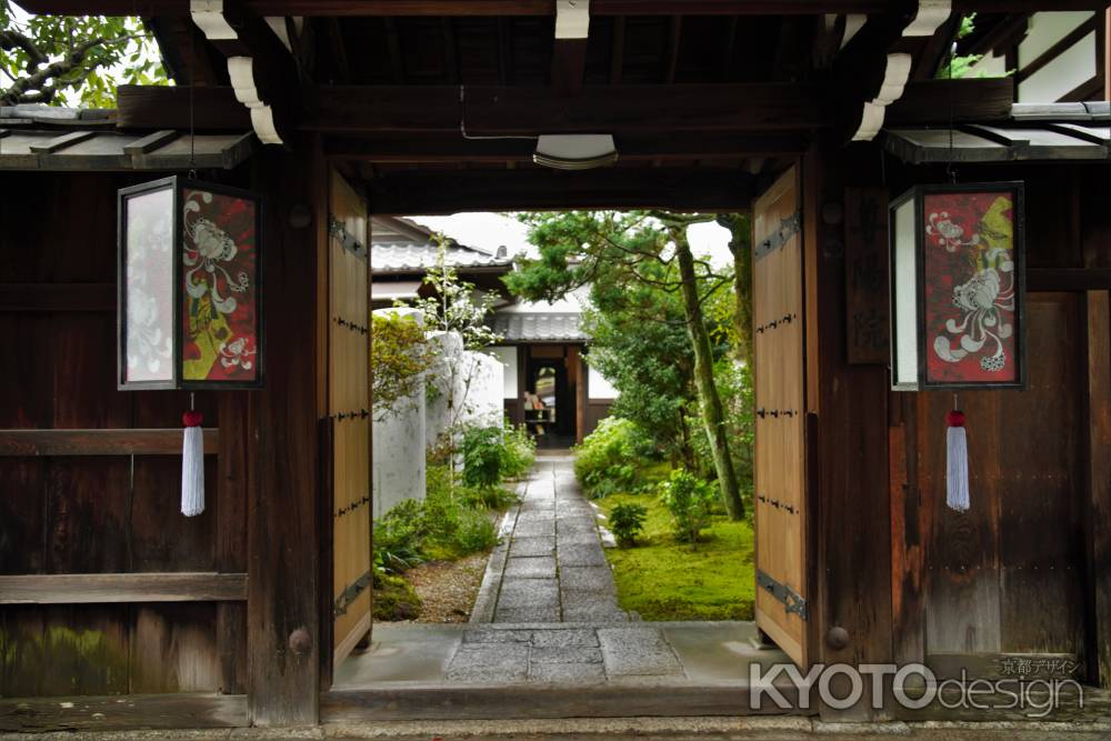 吊り灯籠にも舞うアサギマダラ