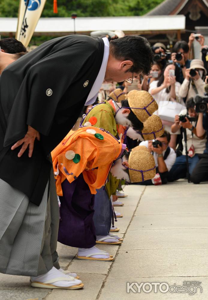 本殿前にて　深々と