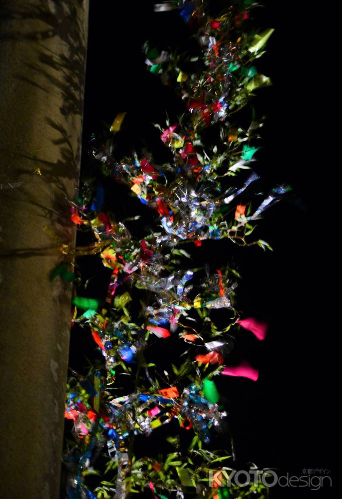 短冊　風に舞う