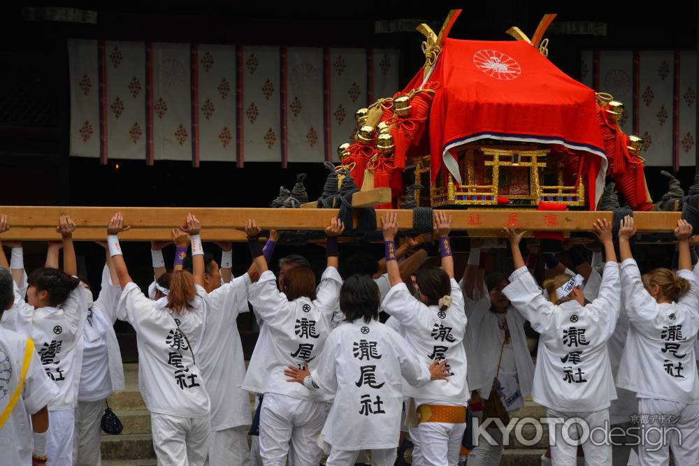 仏殿前で差し上げ