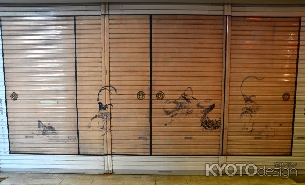 群鶏図障壁画　シャッター