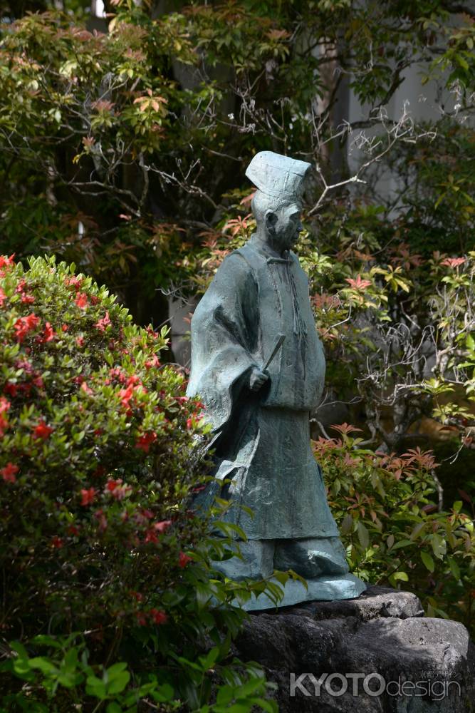 吉川観方先生小直衣の像