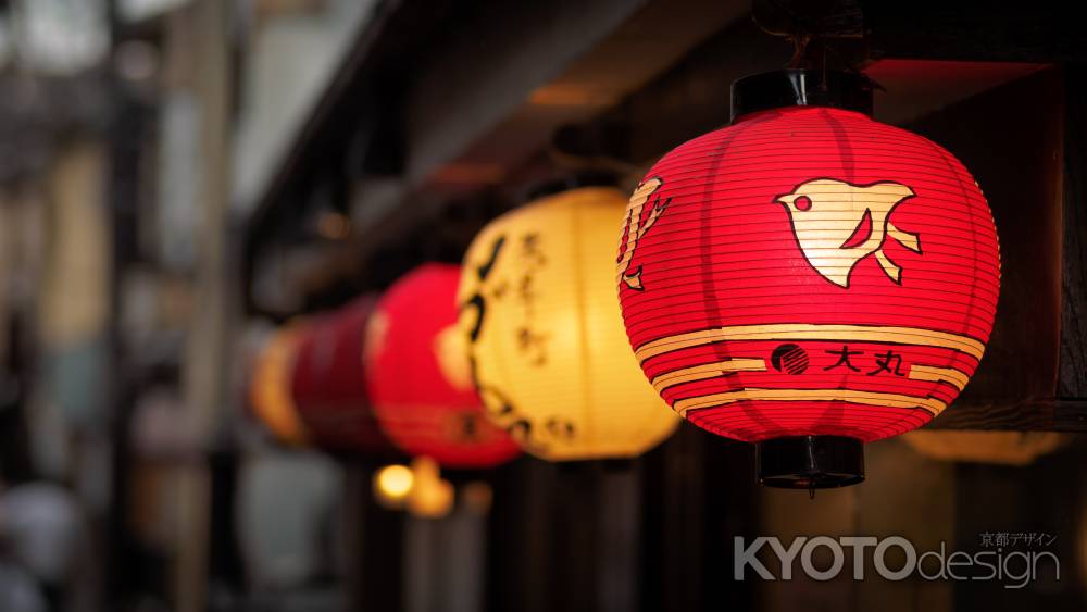 明かりが灯る先斗町