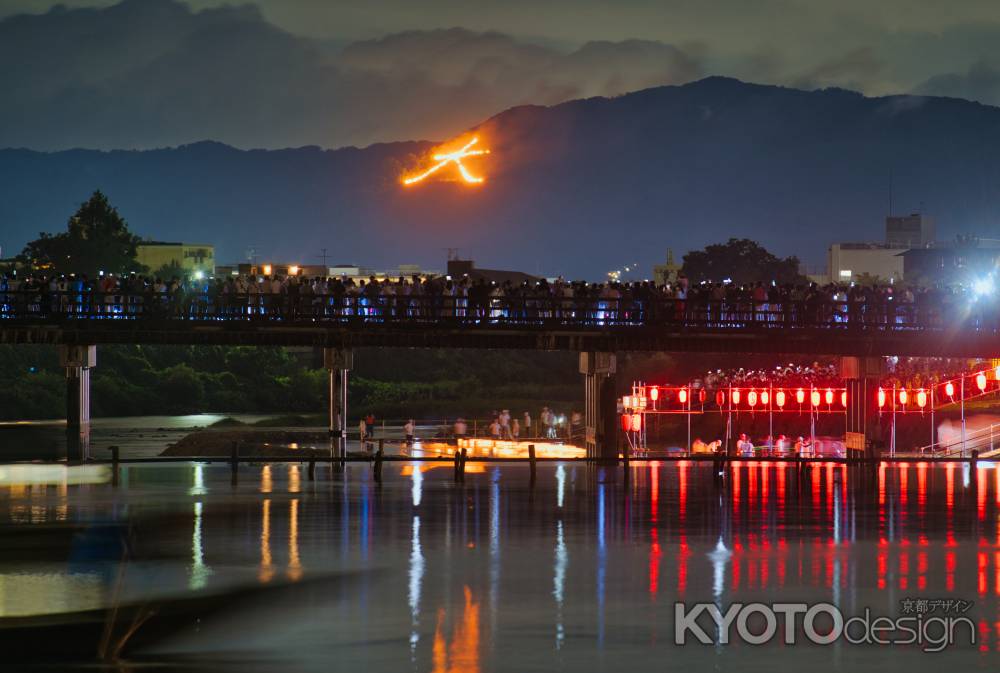 嵐山から見る大文字と嵐山灯籠流し