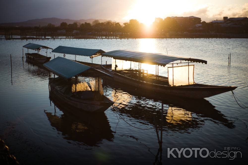 粉雪舞う嵐山の朝