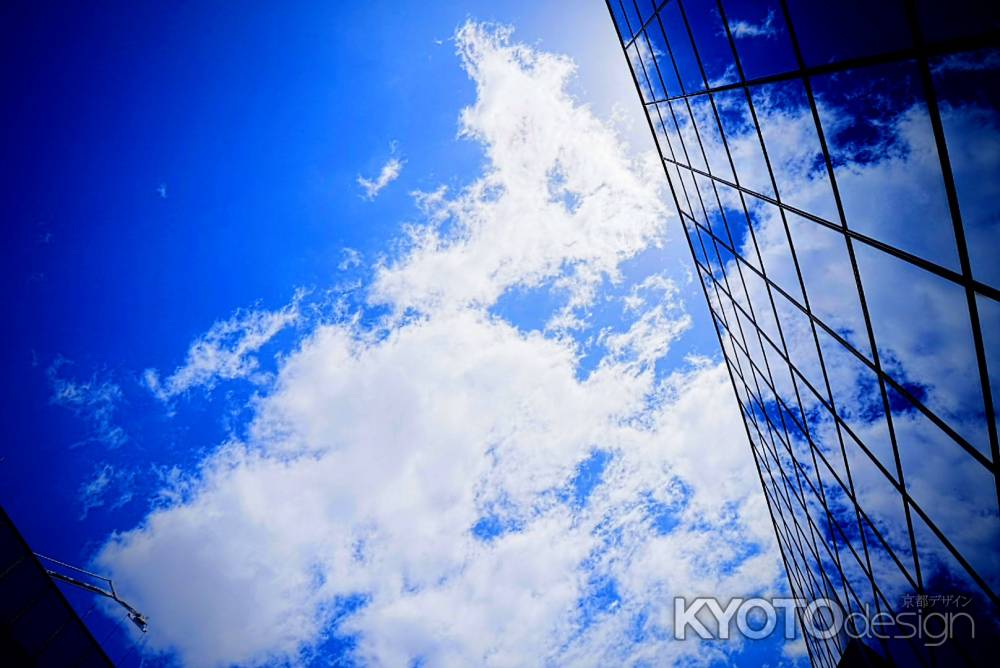 ビルに映る青空