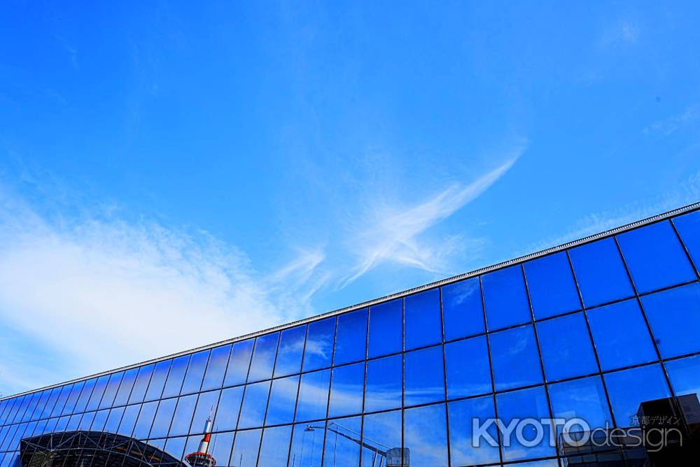 駅ビルに映る蒼