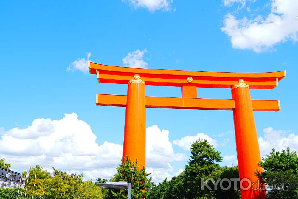 夏の平安神宮大鳥居