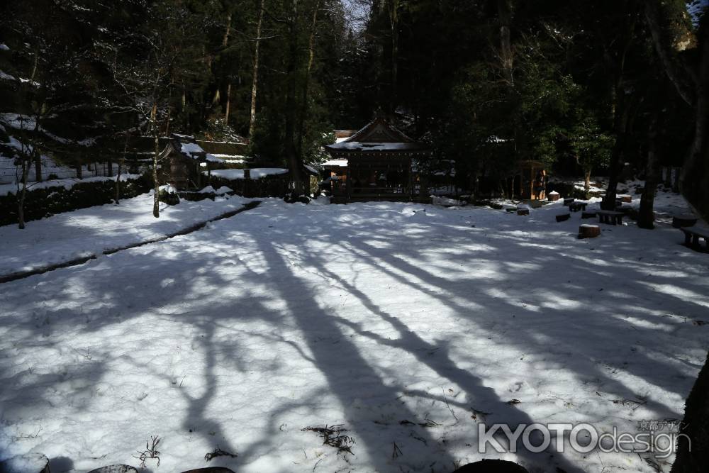 貴船神社の雪と光り