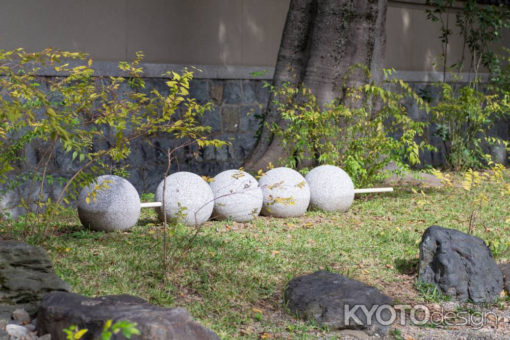 葵公園にある団子の石像