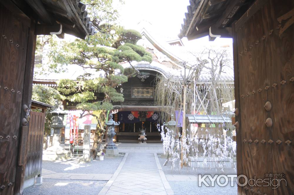 六角堂　寺門より境内を臨む