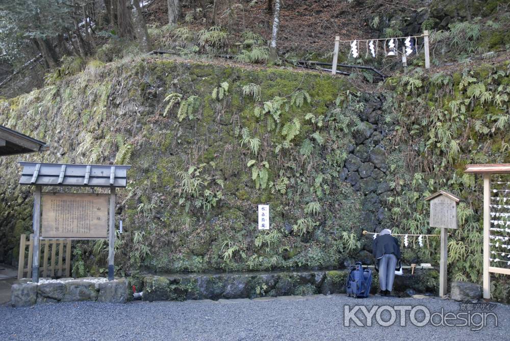 御神水をのむ人