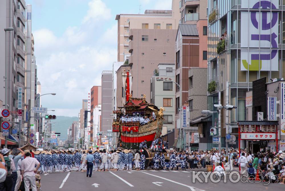 観客が見守る中,辻回しをする船鉾