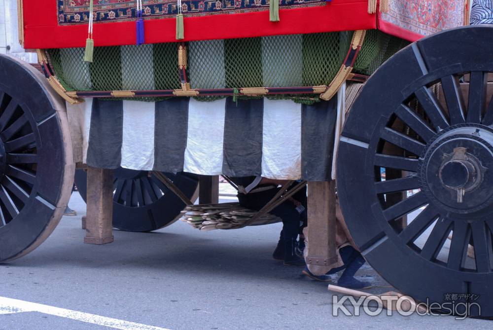 南観音山を支える車輪
