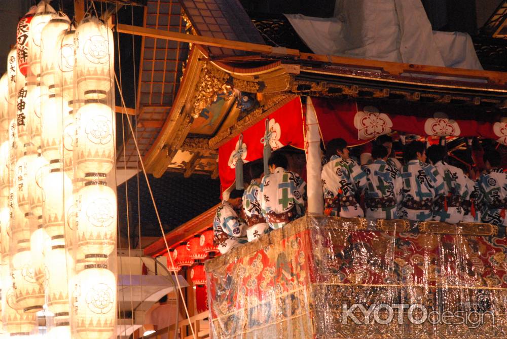 提灯に照らされながら奏でるお囃子