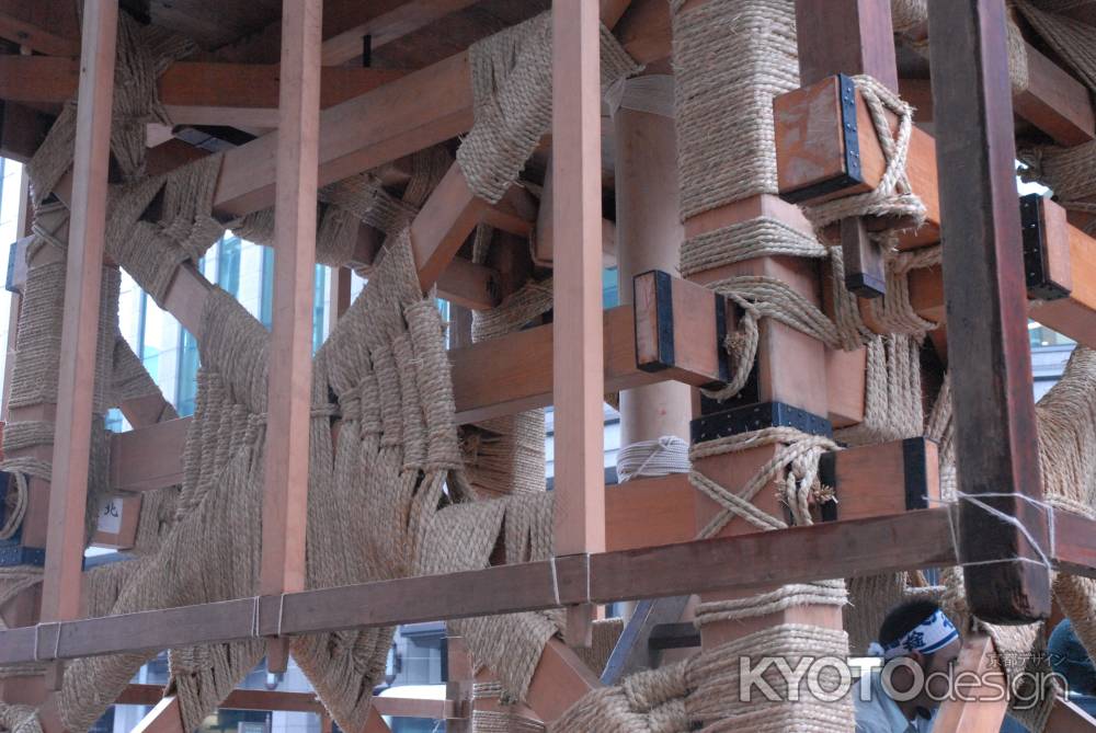 すべて手作業の鉾建て