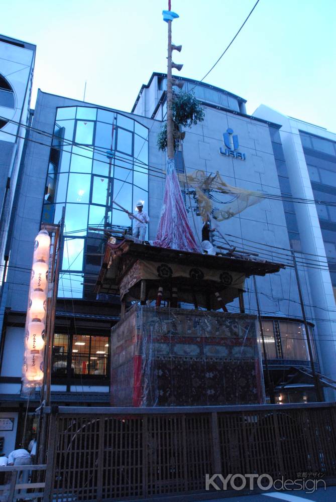 豪華な装飾が取り付けられた鶏鉾