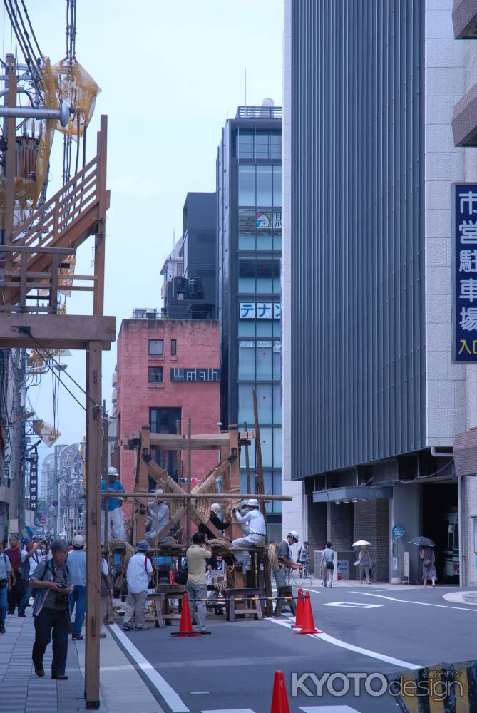 少しずつ組み立てられる鶏鉾