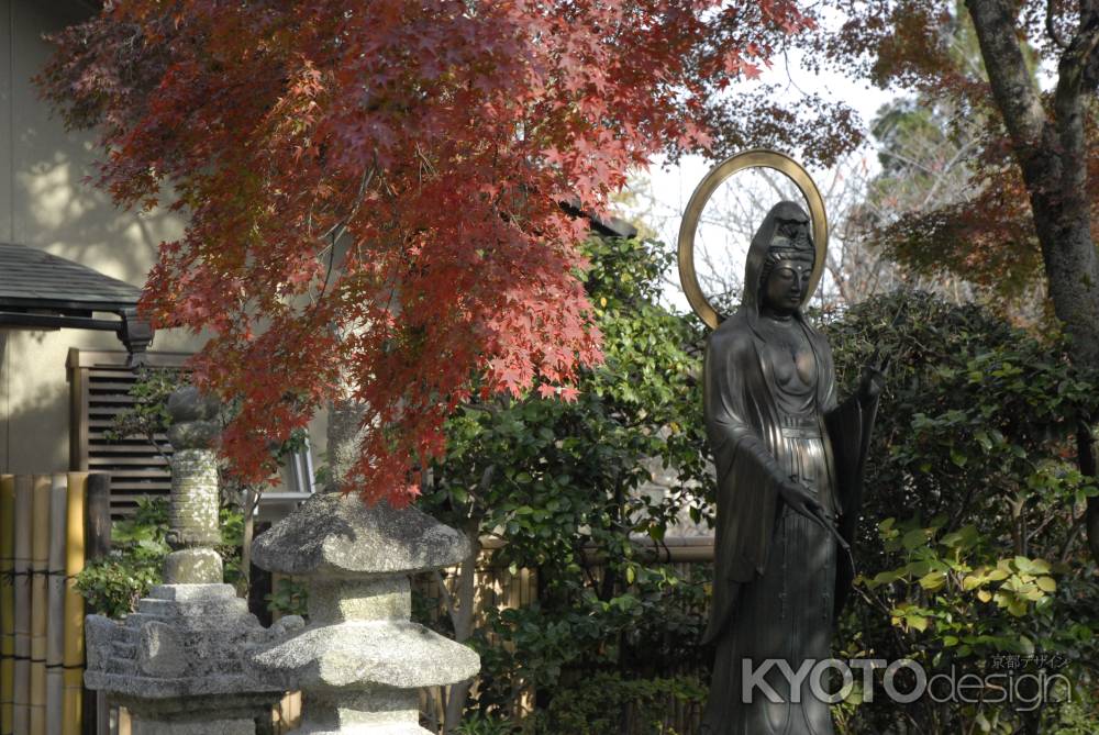 長法寺の観音像と紅葉