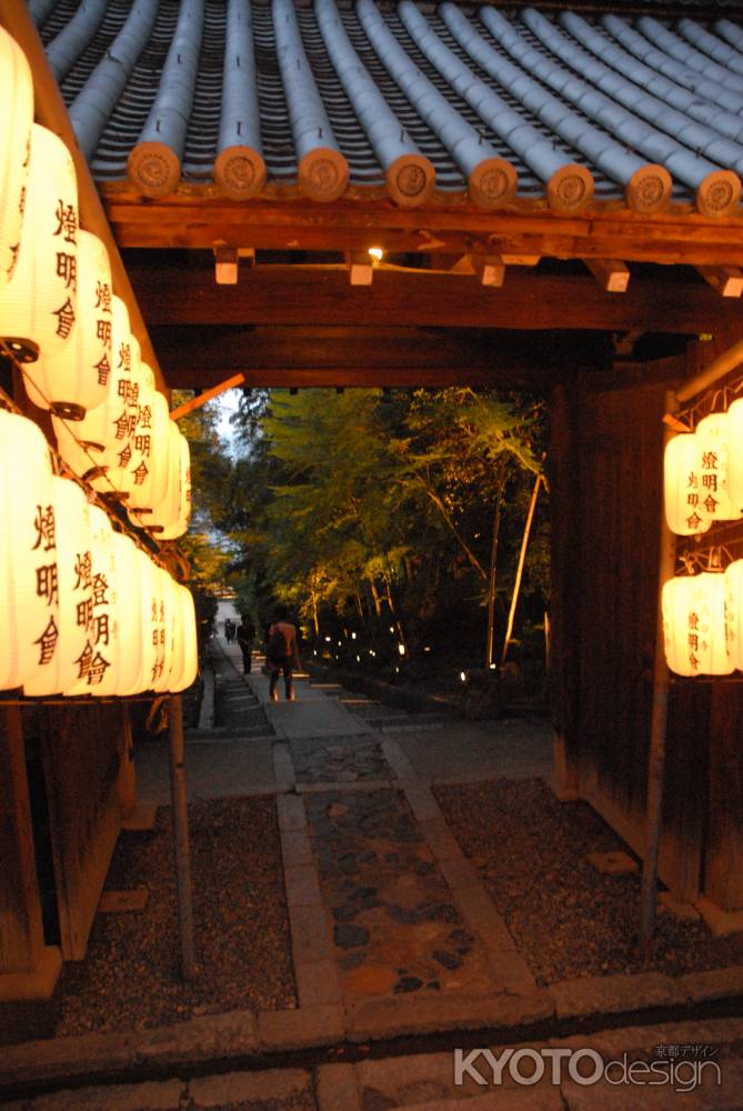 提灯に照らされる高台寺の台所門