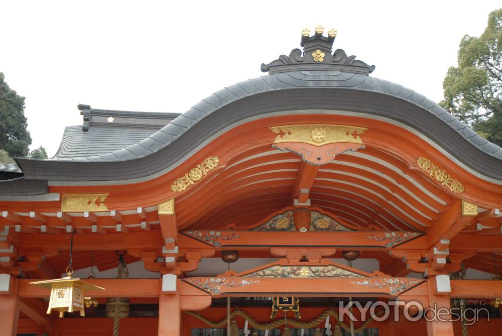 梅の紋をちりばめた長岡天満宮社殿