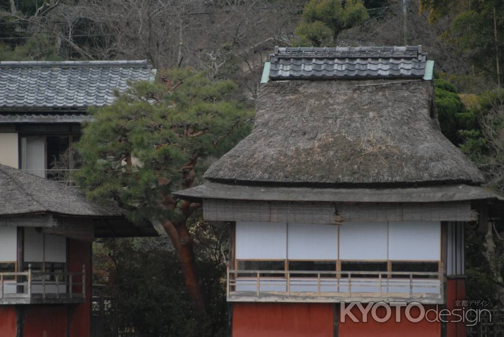 八条ヶ池ほとりの茅葺屋根の建物