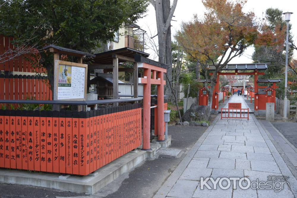 車折神社境内から本殿に向かって