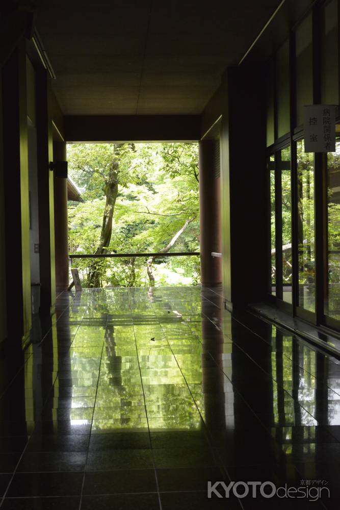 三つ巴の庭へ　大理石の床