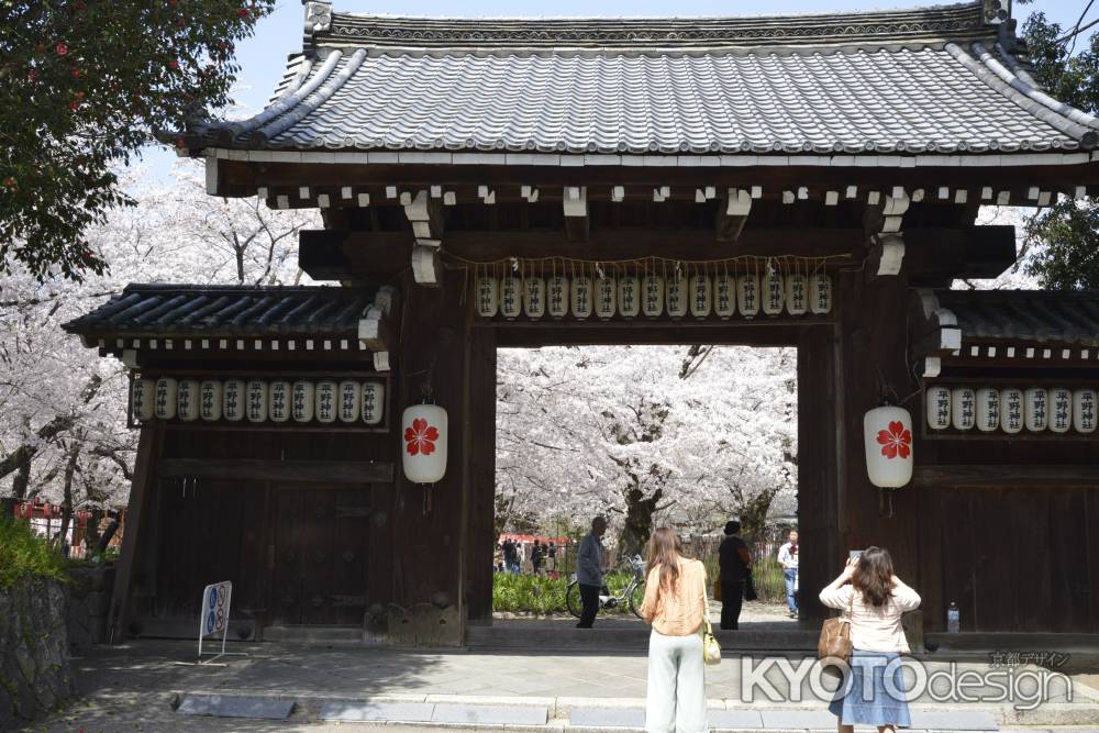 門の奥は別世界