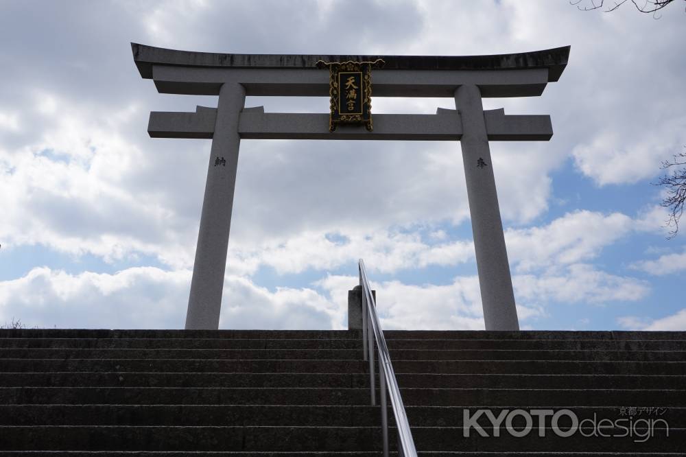 そびえ立つ鳥居