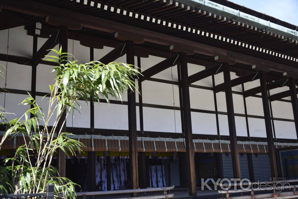 日本らしい風合いの御簾、柱