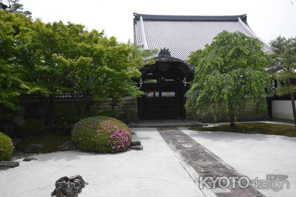 勅使門に続く石畳