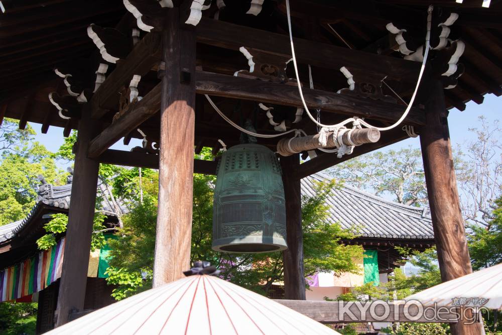 乙訓寺　鐘楼と和傘
