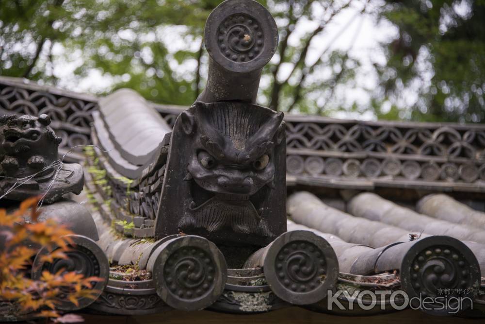 十輪寺　睨む屋根