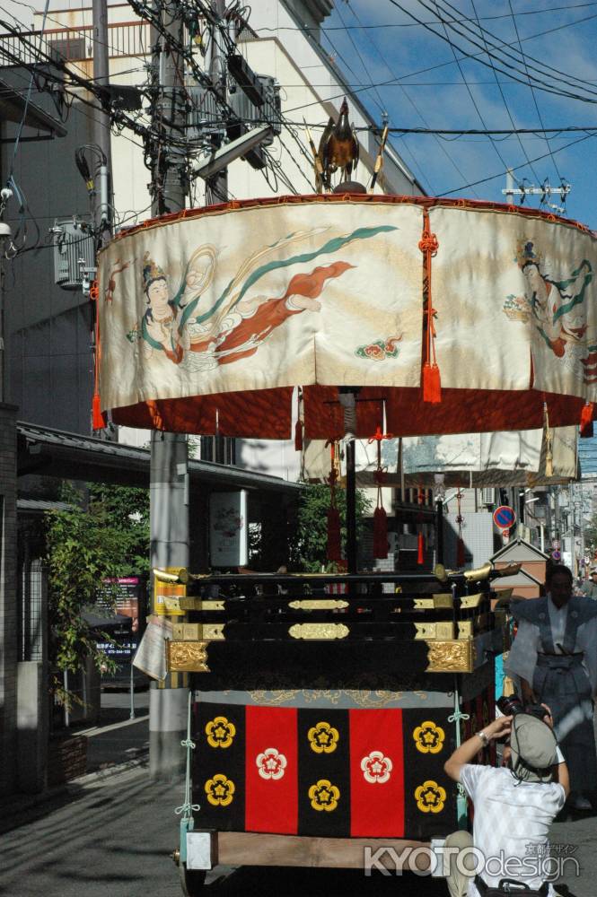 巡行を待つ綾傘鉾